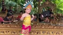 Anak pasangan Ashanty dan Anang Hermansyah sering kali membuat gemas. Kali ini, anak Asry, putri pasangan ini membuat gemas warganet lantaran sedang menari. (Instagram/ashanty_ash)