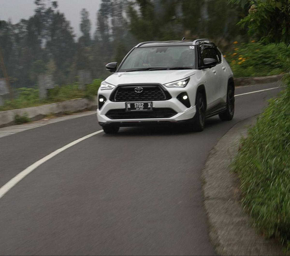 Memasuki kawasan Bromo, udara dingin menyergap. Kabut masih kentara, meski kami tiba jelang tengah hari bolong. 

Medan jalan tanjakan, berliku-liku dengan kelokan tajam, mampu ditangani dengan baik oleh Yaris Cross Hybrid. Teknologi Toyota Hybrid Syste