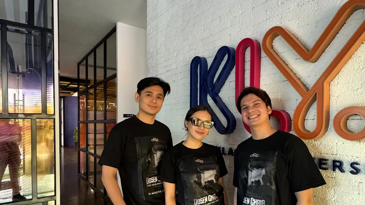 Endy Arfian dan para bintang film Dosen Ghaib saat berkunjung ke Gedung KLY Jakarta, Juli 2024. (Foto: Dok. Koleksi Pribadi)