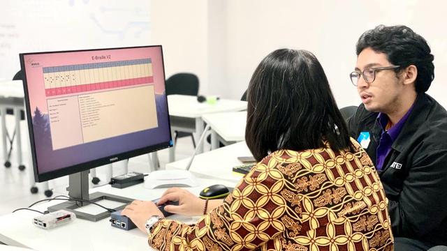 Penyandang Disabilitas Netra Kerap Dibantu Relawan, Pendamping dan Teman Tandem, Ini Perbedaannya