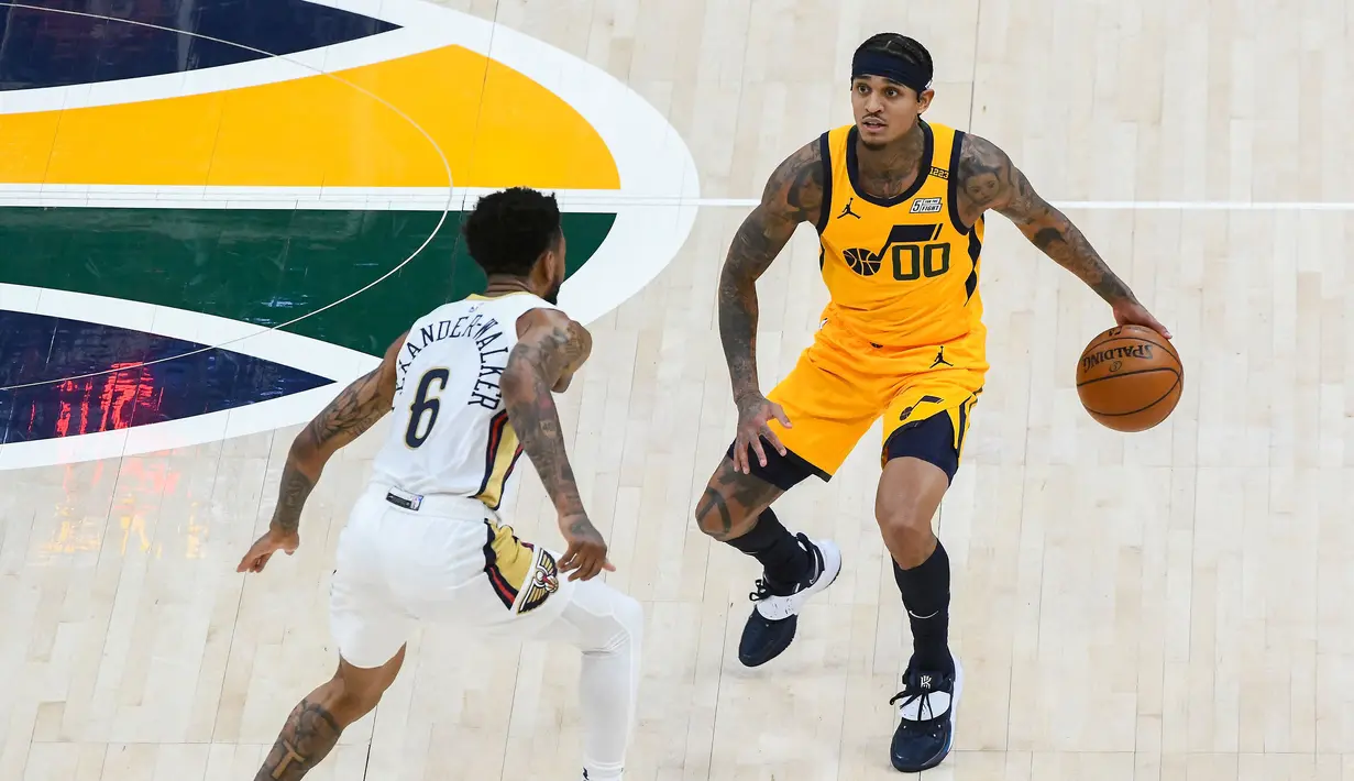 Jordan Clarkson (kanan) berhasil dinobatkan sebagai NBA Sixth Man of the Year musim 2020/2021. Pemain berkebangsaan Filipina ini bermain untuk Utah Jazz. (Foto: Getty Images via AFP/Alex Goodlett)
