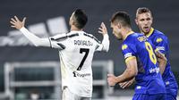 Pemain Juventus Cristiano Ronaldo (kiri) bereaksi setelah gagal mencetak gol ke gawang Parma pada pertandingan Serie A di Stadion Allianz Turin, Italia, Rabu (21/4/2021). Juventus menang 3-1. (Piero Cruciatti/LaPresse via AP)