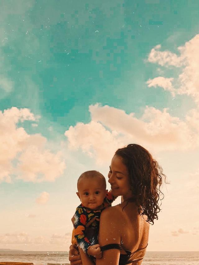 6 Momen Manis Quality Time Putri Marino dan Surinala, Bikin Gemas (sumber: instagram@putrimarino)