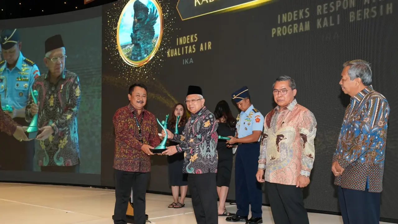 Wakil Presiden RI, KH. Ma’ruf Amin menyerahkan secara langsung penghargaan Anugerah  Kinerja Pengelolaan Lingkungan Hidup Daerah kepada  Kepala Dinas Lingkungan Hidup 3 Provinsi Terbaik dan 5 Kabupaten/Kota di Hotel Bidakara Jakarta.