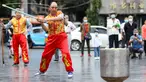 Seorang anggota Klub Gasing Kylin Guiyang memainkan sebuah gasing raksasa di Lapangan Jiaxiulou di Guiyang, Provinsi Guizhou, China barat daya, (15/5/2020). Sekitar 38 anggota klub tersebut menampilkan atraksi memainkan gasing seberat 243,08 kilogram di Guiyang pada Jumat (15/5). (Xinhua/Ou Dongqu)