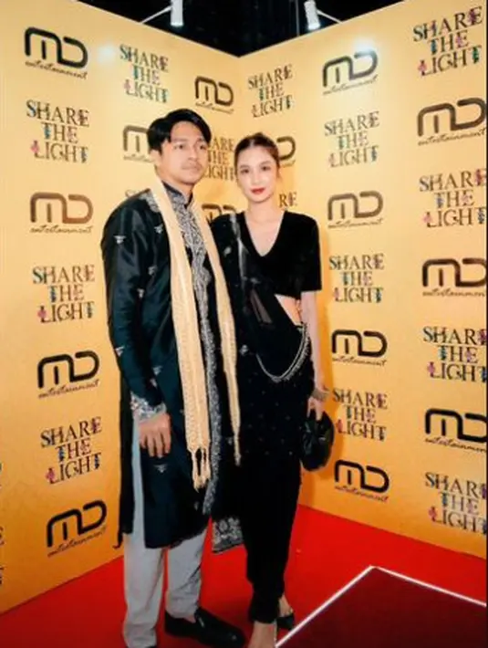 Mikha Tambayong dan Deva Mahenra tampil kompak dengan busana sari warna hitam [@miktambayong]