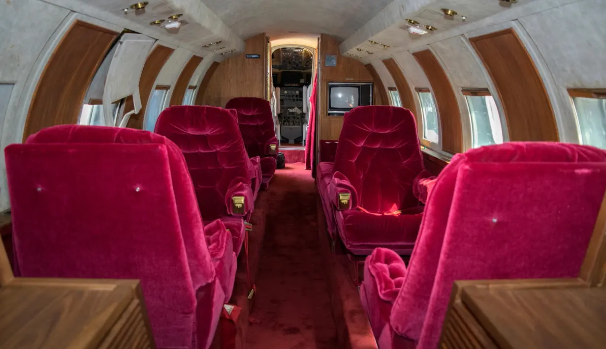 Tampilan interior jet pribadi yang pernah dimiliki oleh Elvis Presley yang berada di landasan pacu di New Mexico, AS. Interior pesawat ini di desain oleh Elvis Presley, dengan warna emas dan jok beludru merah. (GWS Auctions, Inc. via AP)
