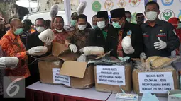 Kepala BNN, Budi Waseso (batik coklat) memperlihatkan barang bukti shabu di lapangan parkir Kota Tua, Jakarta, Jumat (26/2). Barang bukti narkoba didapat BNN dari hasil tangkapan sejak awal Januari 2016. (Liputan6.com/Gempur M Surya)