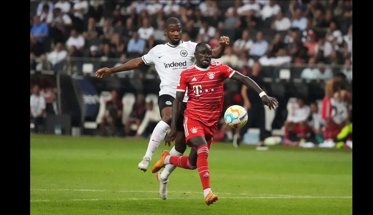 Sadio Mane berhasil cetak gol debutnya di Liga Jerman setelah menerima umpan matang dari Serge Gnabry pada menit ke-29. (AP Photo/Matthias Schrader)