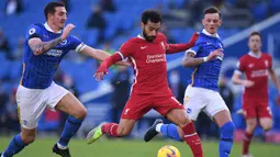 Gelandang Liverpool, Mohamed Salah, berusaha melepaskan tendangan saat menghadapi Brighton pada laga lanjutan Liga Inggris di Stadion American Express, Sabtu (28/11/2020) malam WIB. Liverpool bermain imbang 1-1 menghadapi Brighton. (AFP/Neil Hall/pool)