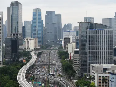 Suasana proyek pembangunan LRT Jabodebek di kawasan Jalan Gatot Soebroto, Jakarta, Senin (3/2/2020). Pembangunan LRT yang ditargetkan selesai Juli 2021 mundur dari jadwal dan dipercepat penyelesaiannya pada Desember 2021. (Liputan6.com/Fery Pradolo)