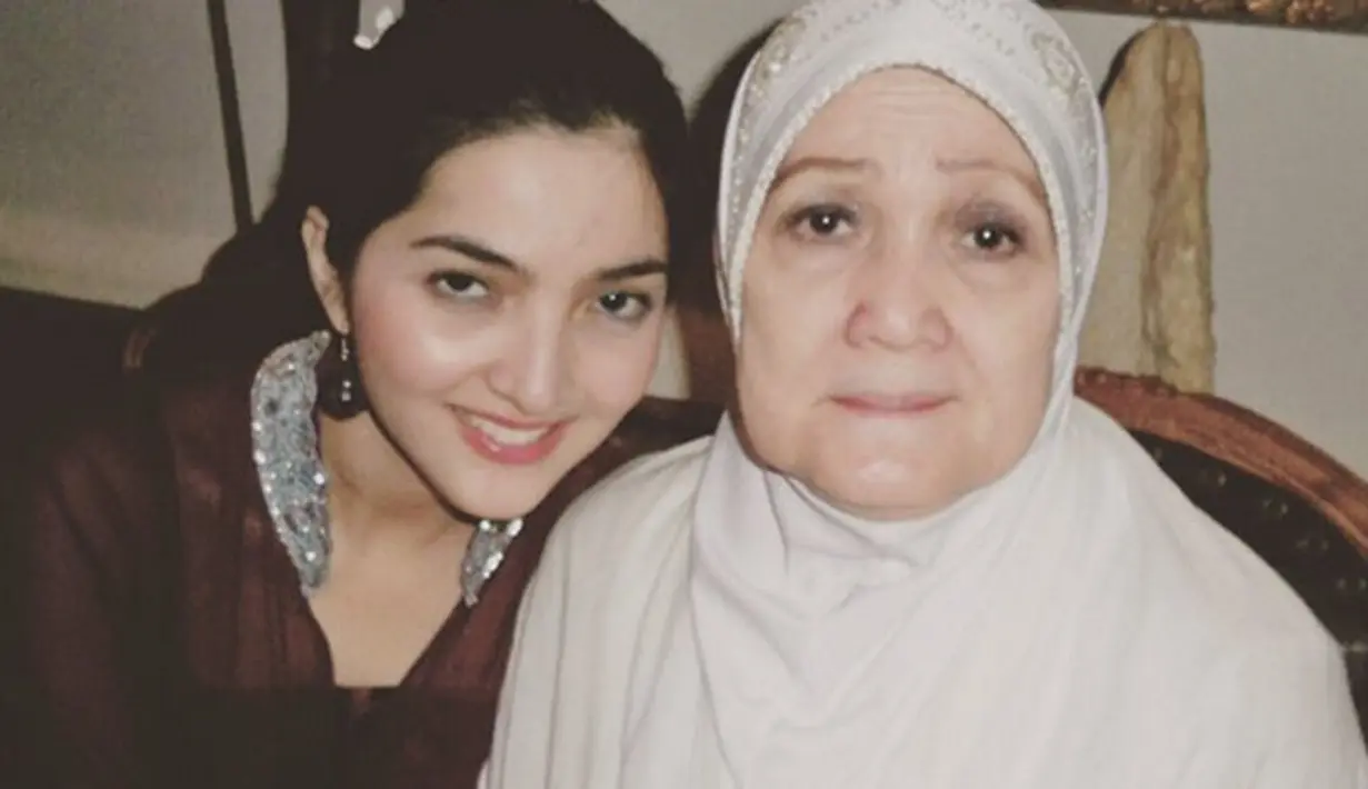 Dalam akun instagramnya, Ashanty menceritakan rutinitasnya saat mendiang ibunda merayakan ulang tahun. Diantaranya membawakan kue cake rame-rame ke kediaman mamanya. Dan wajahnya mamanya selalu happy. 'i love u soo much ashanty'. (Instagram/ashanty_ash)