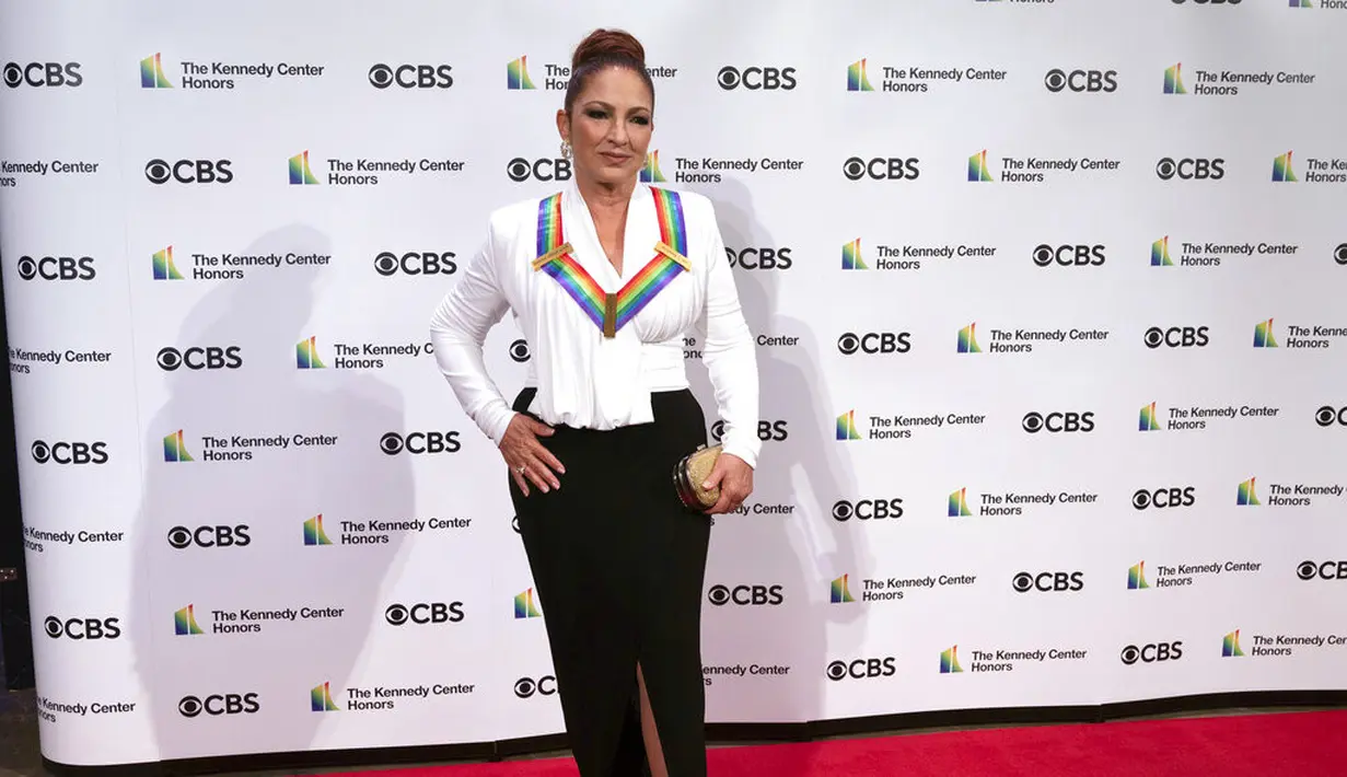 Gloria Estefan sendiri begitu girang menerima kado istimewa ini. Ia mengunggah video bersama boneka ini, dan menyebutnya sebagai "mini me". "The best birthday present ever! My very own mini me!," tulisnya di caption unggahan Instagram. (Foto: (AP Photo/Kevin Wolf, File)