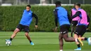 Penyerang Atalanta Luis Muriel (kiri) mengikuti sesi latihan jelang menghadapi Manchester City pada laga Grup C Liga Champions di Bortolotti Sports Center, Cisano, Italia, Selasa (5/11/2019). (Miguel MEDINA/AFP)