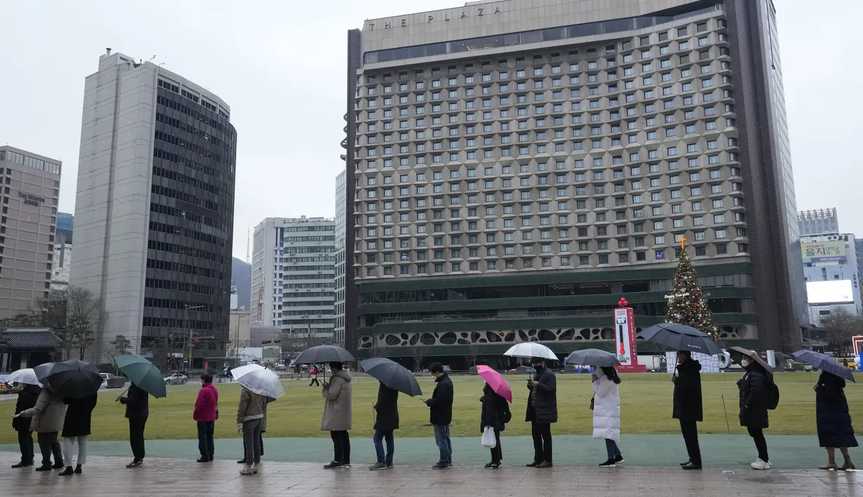 Orang-orang antre untuk menunggu tes virus corona di tempat pengujian darurat di Seoul, Korea Selatan, Jumat (10/12/2021). Otoritas kesehatan Korea Selatan melaporkan lebih dari 7.000 kasus COVID-19 baru untuk ketiga hari berturut-turut pada hari Jumat ini. (AP Photo/Ahn Young-joon)