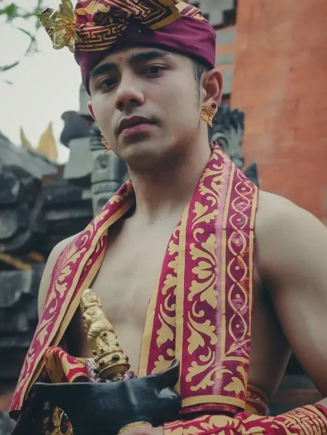 6 Gaya Riza Syah Pakai Baju Adat Bali, Dipuji Makin Tampan