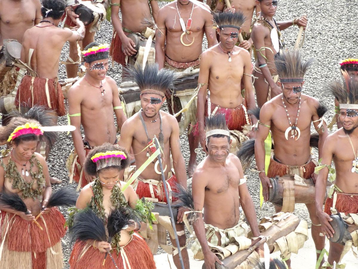 Berdasarkan teks diatas suku terbesar yang ada di indonesia adalah