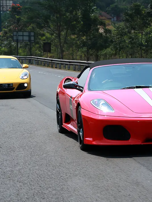 Dari titik keberangkatan di pusat perbelanjaan, Cilandak Town Square, rombongan meluncur ke jalan bebas hambatan menuju ke Bandung. (Deki Prayoga/Bintang.com)