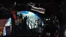 Orang-orang mengunjungi Planetarium Shanghai yang baru dibuka di Shanghai (30/7/2021). Museum Astronomi Shanghai juga menampilkan beberapa teleskop, termasuk sebuah teleskop berdiameter satu meter. (AFP/Hector Retamal)