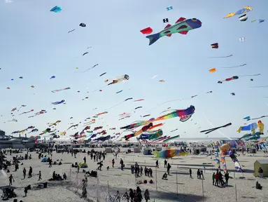 Layang-layang menghiasi langit selama festival Layang-layang Internasional ke-31 di Berck, Prancis, (6/4). Festival ini diselenggarakan di Berck-sur-Mer setiap bulan April dan berlangsung selama 10 hari. (AP Photo / Thibault Camus)