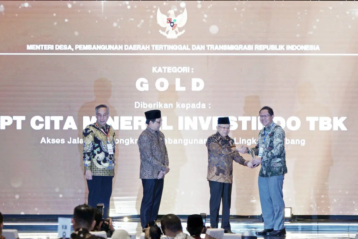 Wakil Presiden RI, KH Maruf Amin menyerahkan penghargaan Penganugerahan CSR dan Pengembangan Desa Berkelanjutan (PDB) Awards 2024 kepada Direktur PT Cita Mineral Investindo Tbk (CITA), Robby Irfan Rafianto di Jakarta, Selasa 7 Mei 2024 (Istimewa)