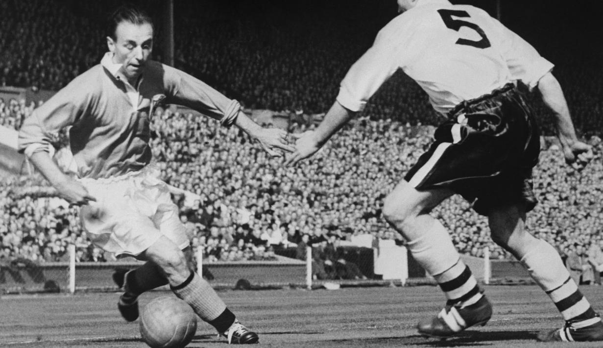 Stanley Matthews merupakan pemenang penghargaan Ballon d'Or edisi pertama, yaitu tahun 1956. Kala itu, ia bermain untuk Blackpool. Matthews sukses mengalahkan dua kandidat dari Real Madrid, yakni Reymond Kopa dan Alfredo Di Stefano. (AFP/Staff)