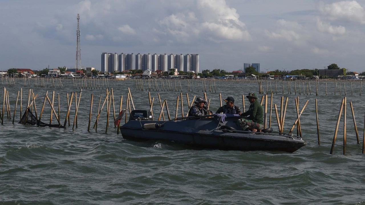 FOTO: Aksi Prajurit Kopaska TNI AL Merubuhkan Pagar Laut