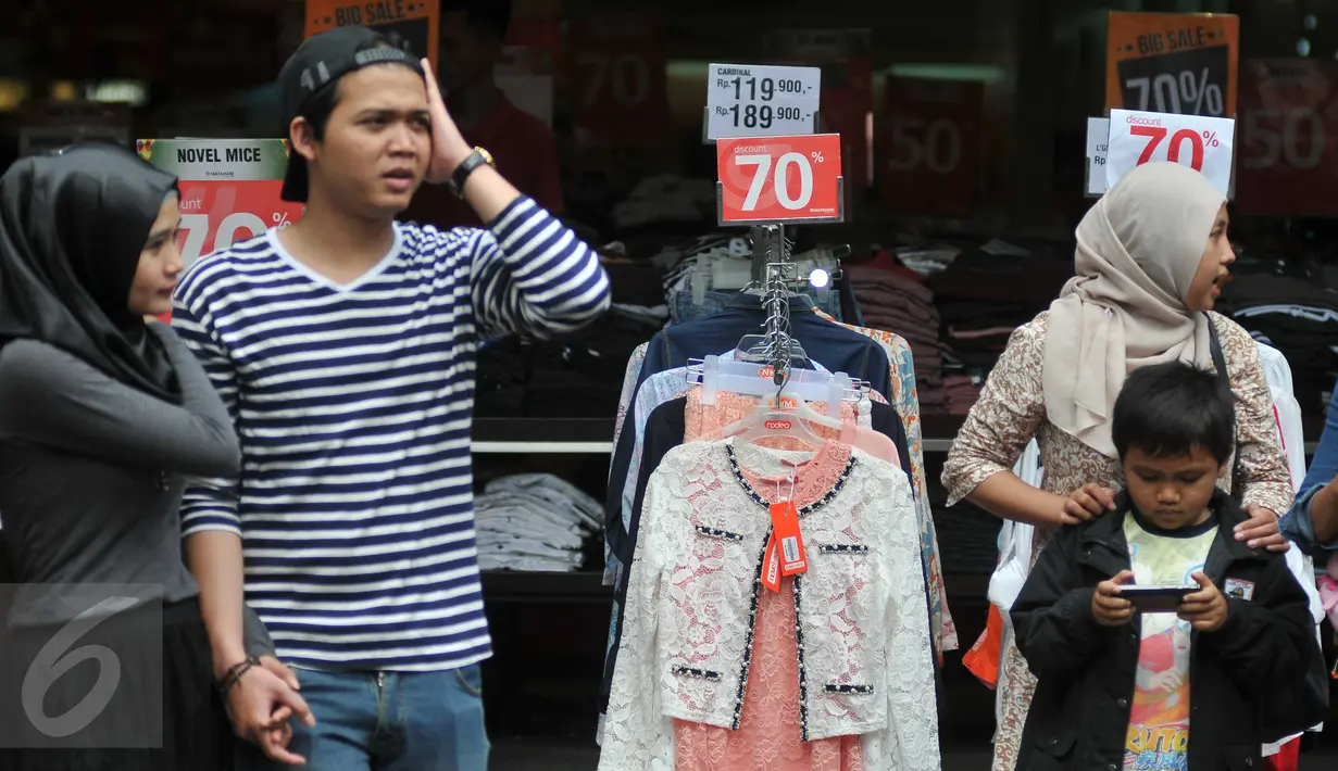 Sejumlah warga mengunjungi pusat perbelanjaan di Pasar Baru, Jakarta, Jumat (18/12). Menjelang Natal sejumlah pertokoan telah dihiasi berbagai aksesoris Natal dan berbagai harga promo serta potongan harga. (Liputan6.com/Gempur M Surya)