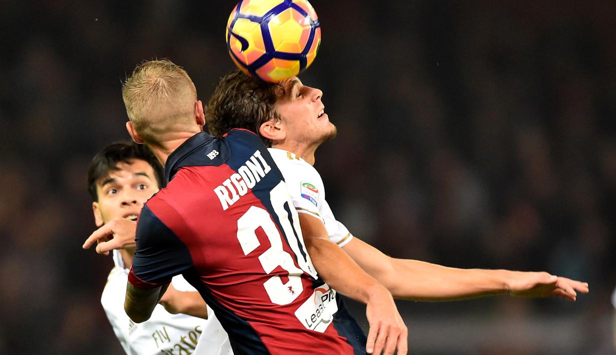 Pemain Genoa, Luca Rigoni (kiri) berebut bola dengan pemain AC Milan, Alessio Romagnoli pada lanjutan Serie A Italia di  Luigi Ferraris stadium,  Genoa, Rabu (25/10/2016) dini hari WIB.  (AFP/ Giuseppe Cacace)