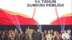 Atlet angkat besi Rizki Juniansyah (tengah) bersama pemuda-pemudi berprestasi saat puncak Hari Sumpah Pemuda ke-96 di Taman Mini Indonesia Indah (TMII), Jakarta, Senin (28/10/2024). (Liputan6.com/Herman Zakharia)