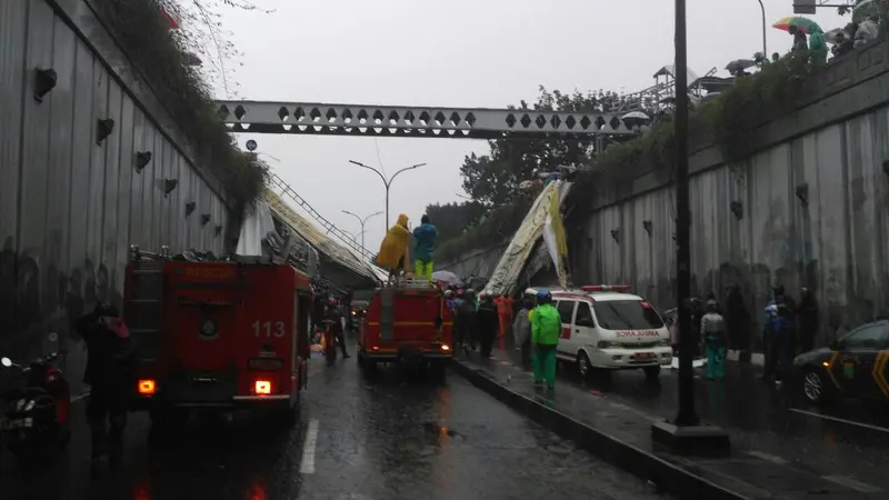 JPO di Pasar Minggu ambruk.