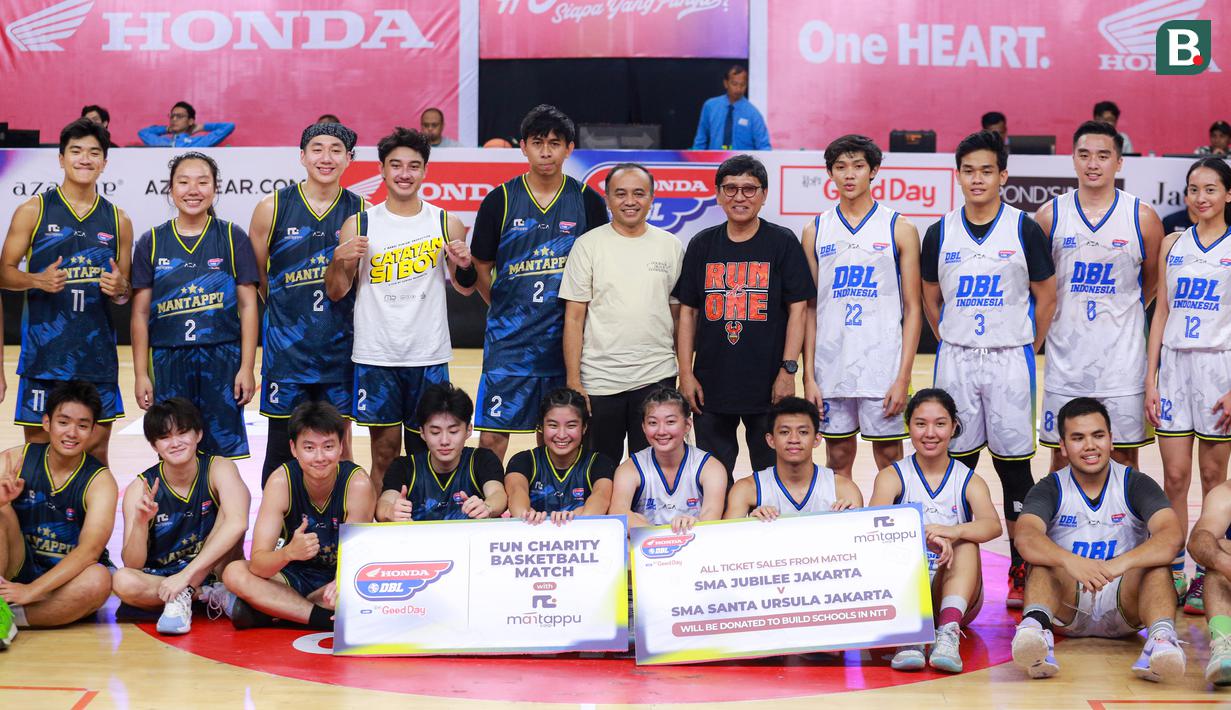 Penyerahan bantuan setelah fun charity match yang diikuti oleh DBL Indonesia Team melawan Mantappu Corp di GOR Cempaka Putih, Jakarta, Rabu (16/08/2023). (Bola.com/Bagaskara Lazuardi)