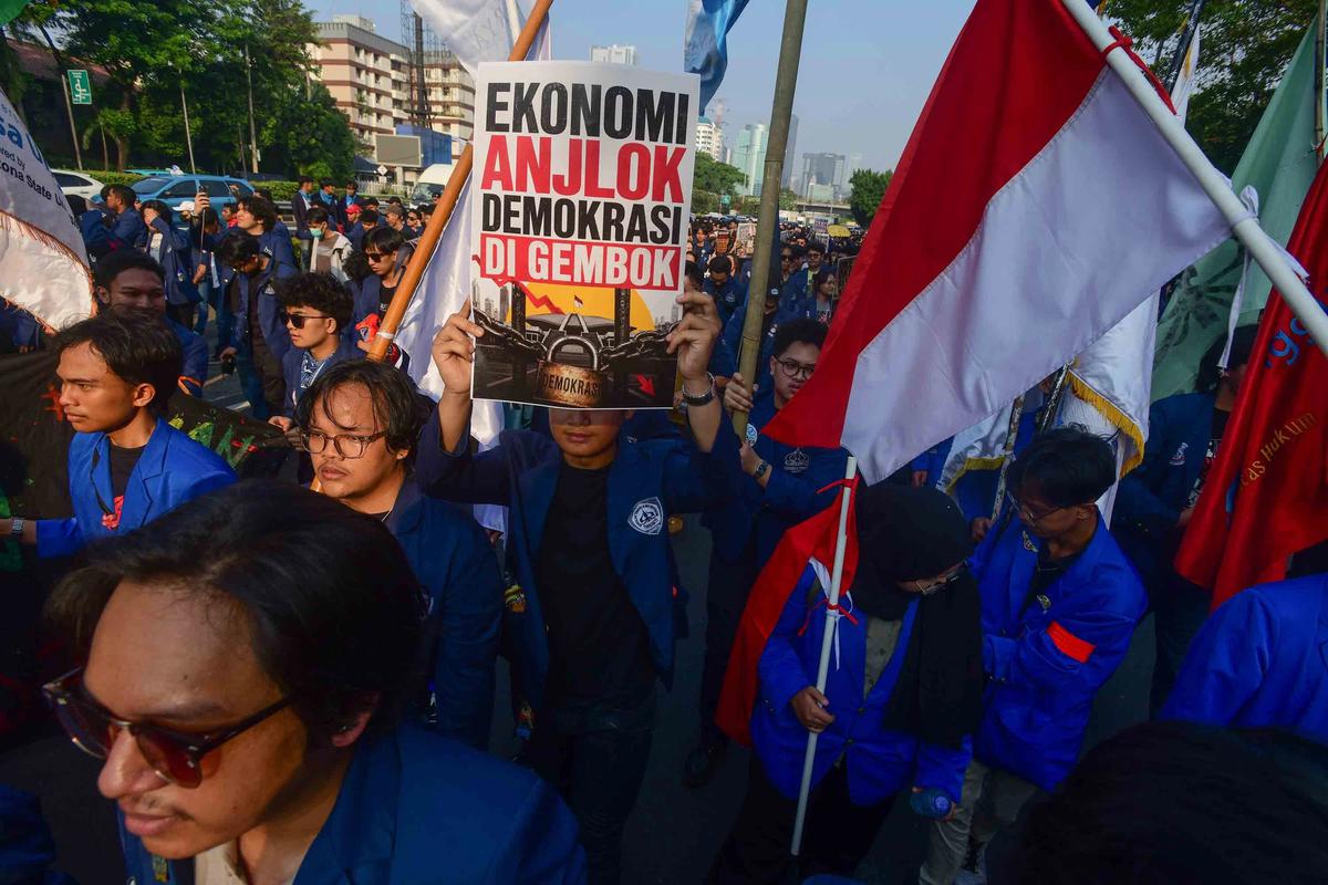 FOTO: Ratusan Mahasiswa Gelar Aksi di DPR Soroti Kebijakan Pemerintah