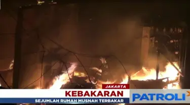 Kencangnya tiupan angin dan banyaknya bahan yang mudah terbakar membuat upaya pemadaman sulit dilakukan.