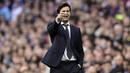 Pelatih Real Madrid, Santiago Solari, memberikan instruksi saat melawan Real Valladolid pada laga La Liga Spanyol di Stadion Santiago Bernabeu, Madrid, Sabtu (3/11). Madrid menang 2-0 atas Valladolid. (AFP/Javier Soriano)
