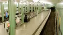Suasana stasiun kereta bawah tanah Alexanderplatz di Berlin, ibu kota Jerman (22/3/2020). Demi menahan laju penyebaran coronavirus baru (COVID-19), Jerman melarang pertemuan publik lebih dari dua orang, menurut langkah terbaru negara tersebut yang diumumkan pada Minggu (22/3). (Xinhua/Binh Truong)