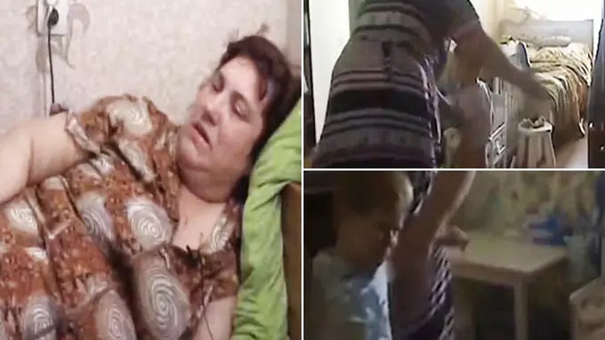 Galina Sicheva saat tidur dan memukuli Vladislav | Foto: copyright dailymail.co.uk