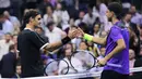 Petenis Grigor Dimitrov (kanan) berjabat tangan dengan Roger Federer usai mengalahkannya pada perempat final turnamen tenis AS Terbuka 2019 di New York, Amerika Serikat, Selasa (3/9/2019). Dimitrov menang 3-6, 6-4, 6-3, 6-4, 6-2. (AP Photo/Charles Krupa)