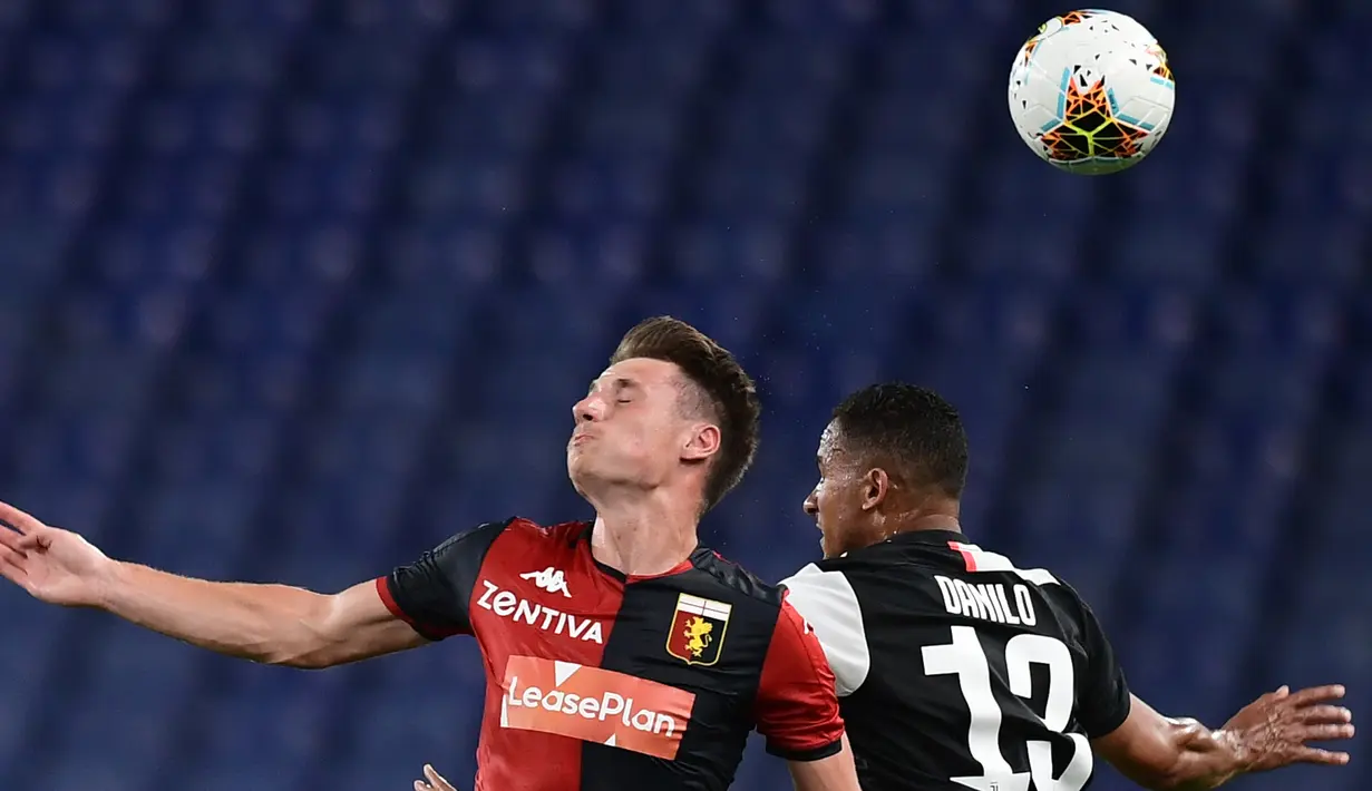 Bek Juventus, Danilo, berebut bola atas dengan pemain Genoa pada laga lanjutan Serie A di Stadion Luigi Ferraris, Rabu (1/7/2020) dini hari WIB. Juventus menang 3-1 atas Genoa. (AFP/Miguel Medina)