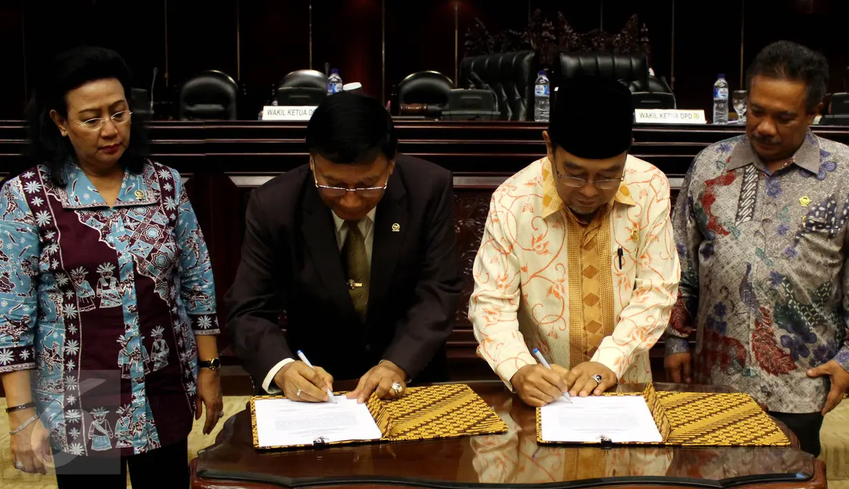 Wakil Ketua DPD Farouk Muhammad (kedua kiri) dan Ketua BPK Harry Azhar Aziz (kedua kanan) menandatangani hasil laporan BPK usai Sidang Paripurna di Kompleks Parlemen, Senayan, Jakarta, Rabu (7/10/2015). (Liputan6.com/Johan Tallo)