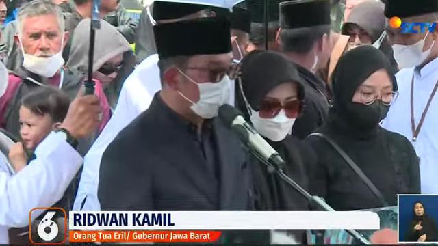 Ridwan Kamil di pemakaman anaknya, Emmeril Kahn Mumtadz atau Eril. (YouTube/ Liputan6)