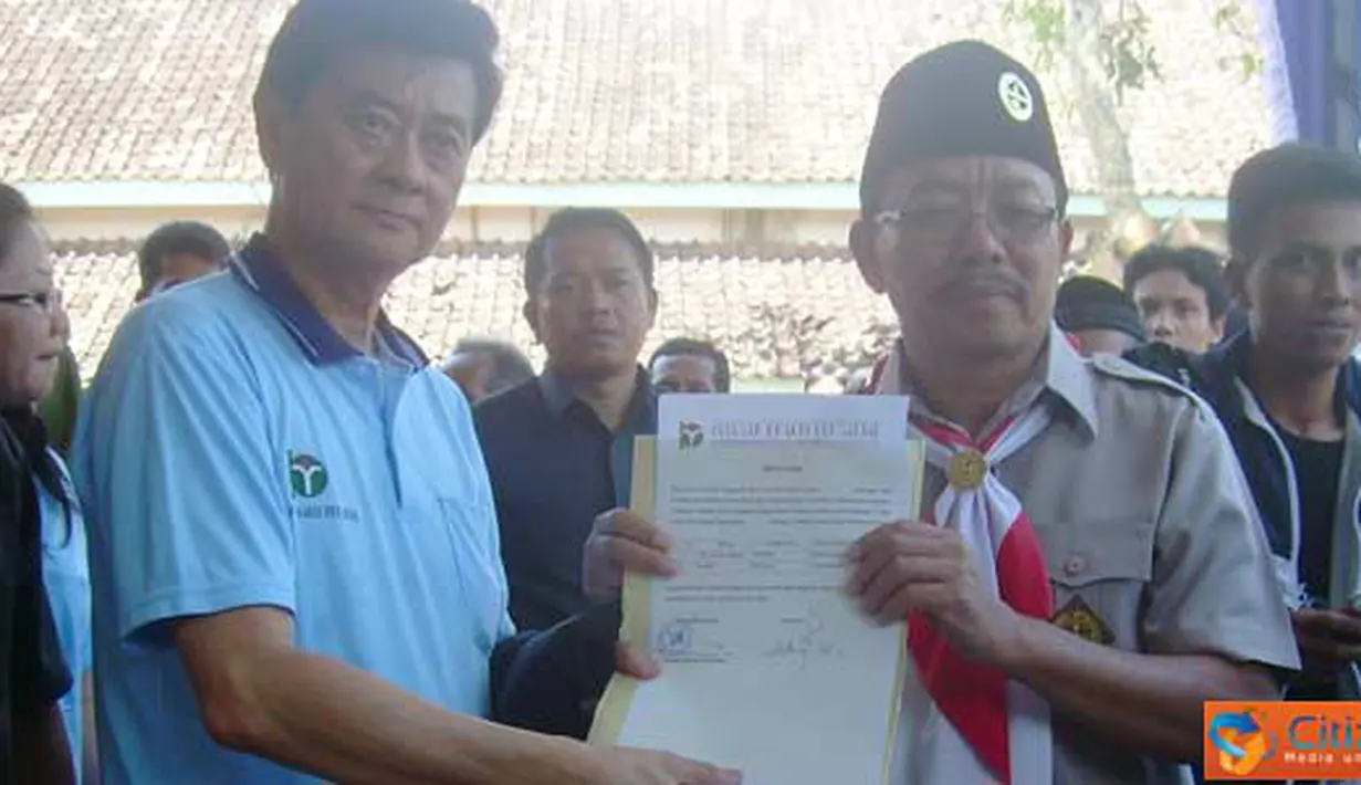 Citizen6, Ponorogo: Penyerahan bantuan dengan penandatangan surat oleh Ridwan S Hardjono dan Bupati Ponorogo. (Pengirim: Aprilia)