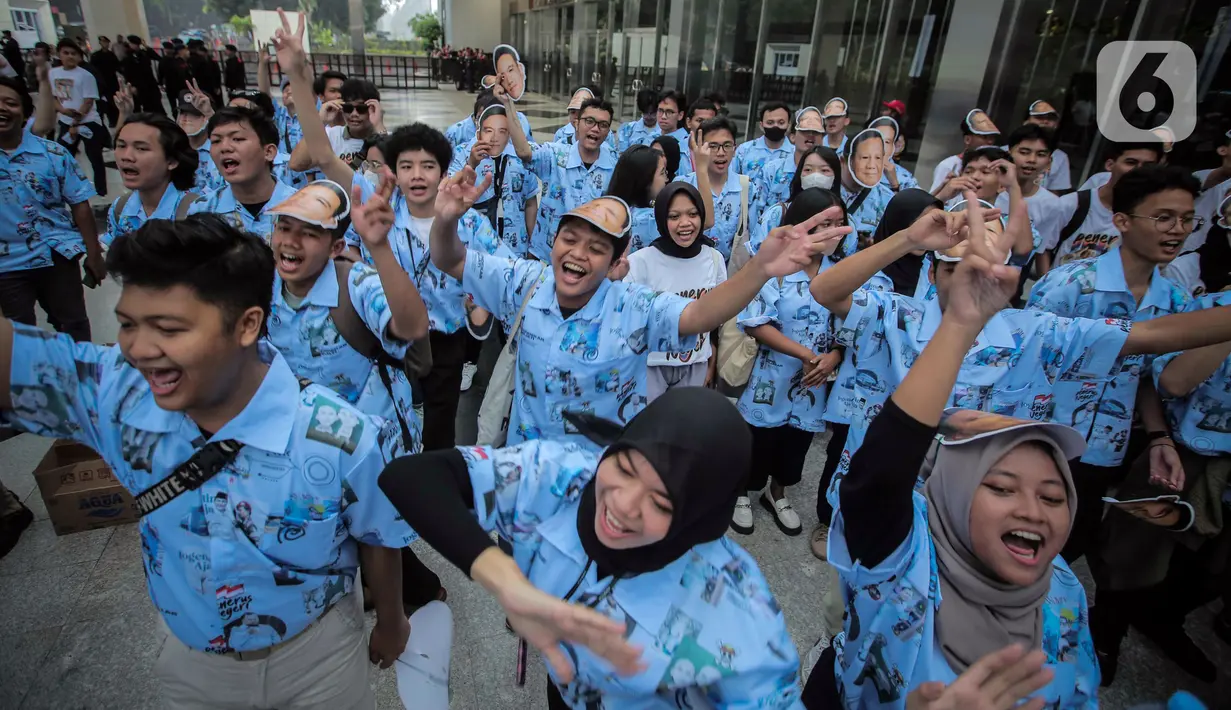 Pendukung calon presiden dan calon wakil presiden nomor urut 02 Prabowo Subianto dan Gibran Rakabuming Raka meneriakkan yel-yel untuk memberikan dukungan jelang Debat Keempat Pilpres 2024 di Jakarta Convention Center (JCC), Jakarta, Minggu (21/1/2024). (Liputan6.com/Angga Yuniar)