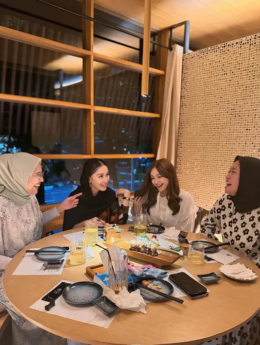 Ayu Ting Ting tampak begitu nyaman ngobrol dengan para sahabatnya ini. Ia juga tampil sederhana dengan kemeja lengan panjang dan kerudung bernuansa gelap. Ada netizen yang memprediksi kalau mereka ini akan menjadi bridesmaid di pernikahan Ayu dengan Lettu Fardhana. (Liputan6.com/IG/@ayutingting92)