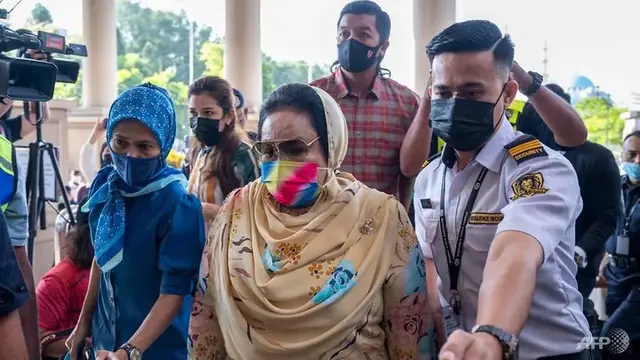 Rosmah Mansor, istri mantan perdana menteri Malaysia Najib Razak, tiba di kompleks pengadilan Duta untuk sidang dalam persidangan korupsi di Kuala Lumpur pada 18 Februari 2021. (Foto: AFP / Mohd Rasfan)