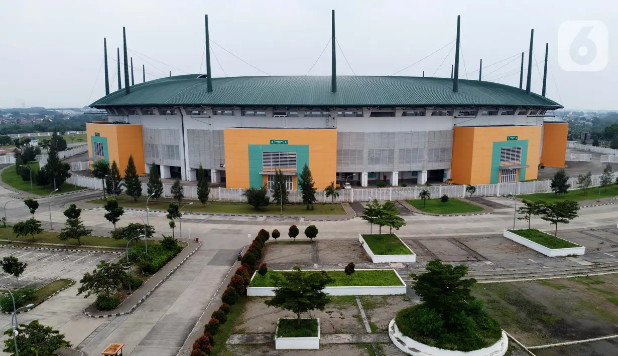 Foto udara suasana depan Stadion Pakansari, Kabupaten Bogor, Jawa Barat, Senin (13/4/2020). Bupati Bogor Ade Yasin menyatakan Pembatasan Sosial Berskala Besar pencegahan penularan virus COVID-19 yang rencananya dimulai Rabu (15/4) akan terfokus di zona merah. (Liputan6.com/Helmi Fithriansyah)