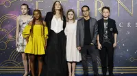 Angelina Jolie berpose dengan anak-anaknya, (kiri) Shiloh Jolie-Pitt, Zahara Jolie-Pitt, Vivienne Jolie-Pitt, Maddox Jolie-Pitt dan Knox Jolie-Pitton di karpet merah saat menghadiri premier 'Eternals', di BFI IMAX di London pada 27 Oktober 2021. (TOLGA AKMEN / AFP)