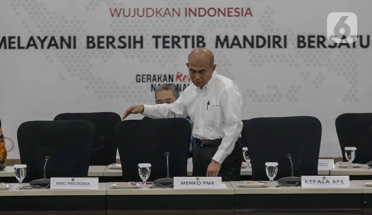 Menko Bidang Pembangunan Manusia dan Kebudayaan, Muhadjir Effendy bersiap memimpin rakor tingkat menteri di Kantor Kemenko PMK, Jakarta, Kamis (20/2/2020). Rakor membahas kebijakan transformasi subsidi terkait isu rencana pemerintah mencabut subsidi elpiji 3 kg. (Liputan6.com/Faizal Fanani)
