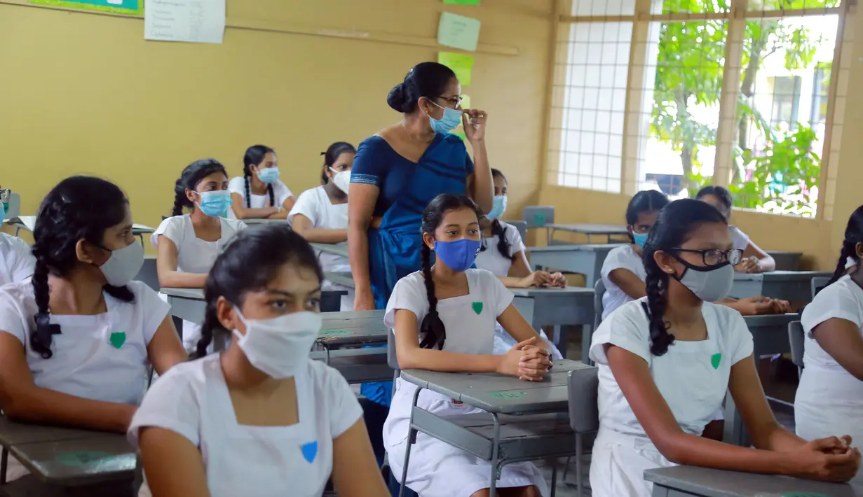 Para siswa belajar dengan mengenakan masker di sebuah sekolah di Kolombo, Sri Lanka, Senin (6/7/2020). Mulai 6 Juli 2020, siswa kelas 5, 11, dan 13 di Sri Lanka kembali melanjutkan kegiatan belajar. (Xinhua/Ajith Perera)