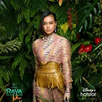 Eva Celia memakai sabuk atau body plate dari Toton untuk event Raya and The Last Dragon (Foto: Instagram @disneyplushotstarid)